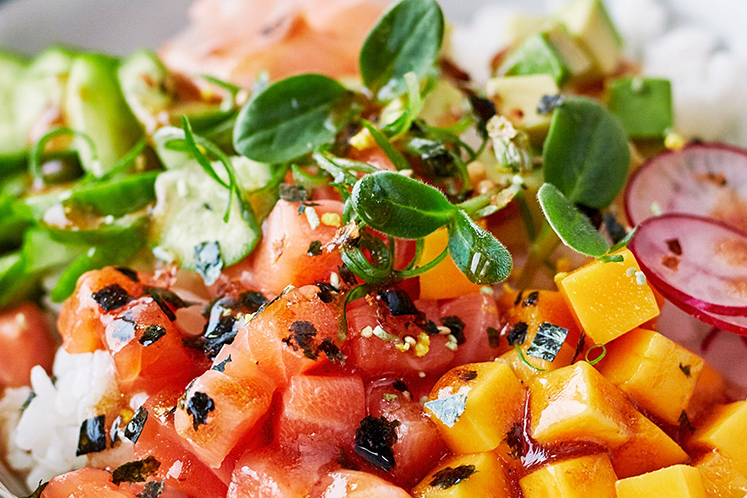 Poké bowl met zalmfilet en ponzu mayonaise