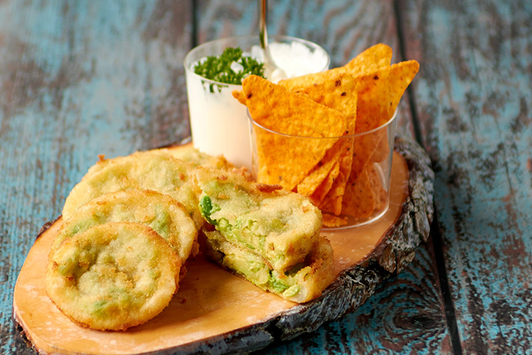 Rondelles d'oignon avec avocat