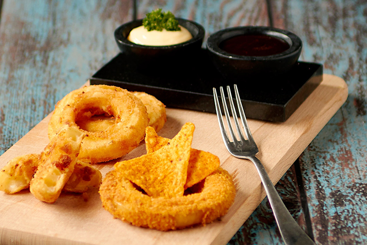 Anneaux d'oignon farcis à la mozzarella