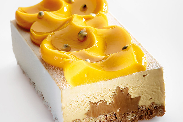 Dulcey passievruchtkaramel met passievruchtroomijs en mangosorbet