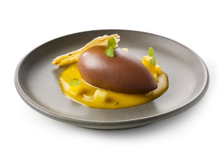 Chocolade mousse quenelle met exotisch fruit