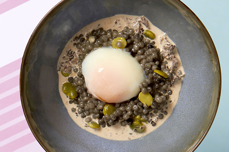 Fregula nero met gepocheerd 62°C-eitje