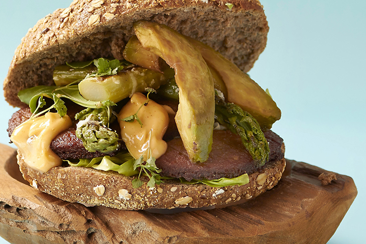 Broodje vegetarische hamburger met gebakken avocado