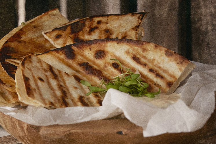 Tortilla-tosti met spinazie en tomaat