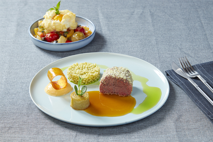 Reebout met romige gort en een side dish van piperade