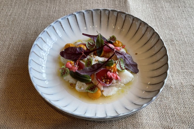 Gekonfijte skrei met pompoencrème en zoetzure cocktailuitjes