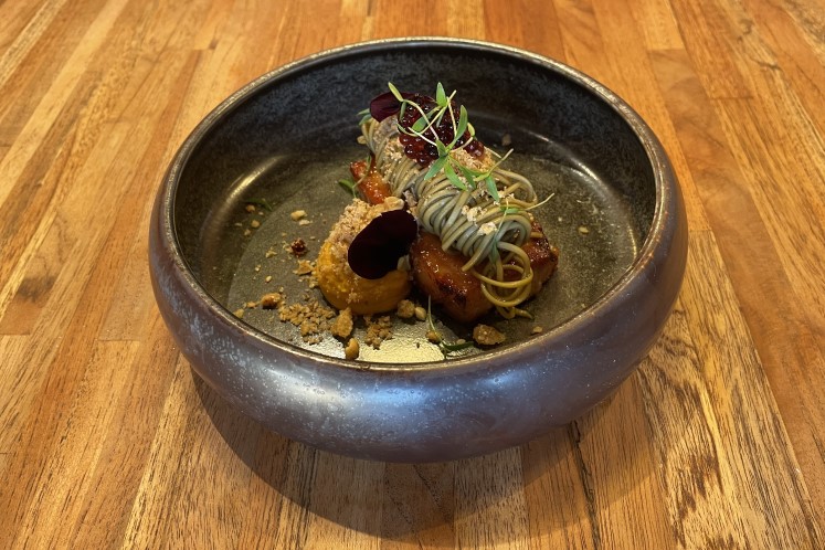 Koreaans gelakt buikspek met groene thee noedels, wortel- en gembercrème en sojaparels.