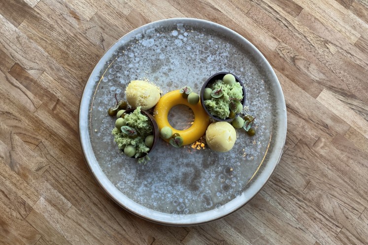 Sharing dessert met chocolade, mango-passievrucht en basilicum