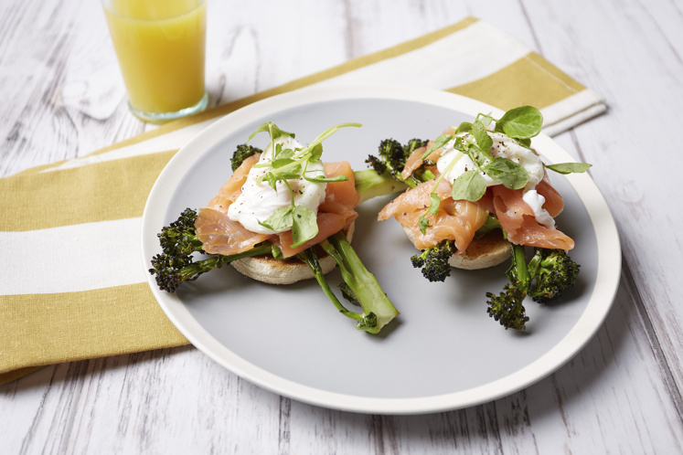 Gegrilde broccoli met geroosterde Engelse muffin
