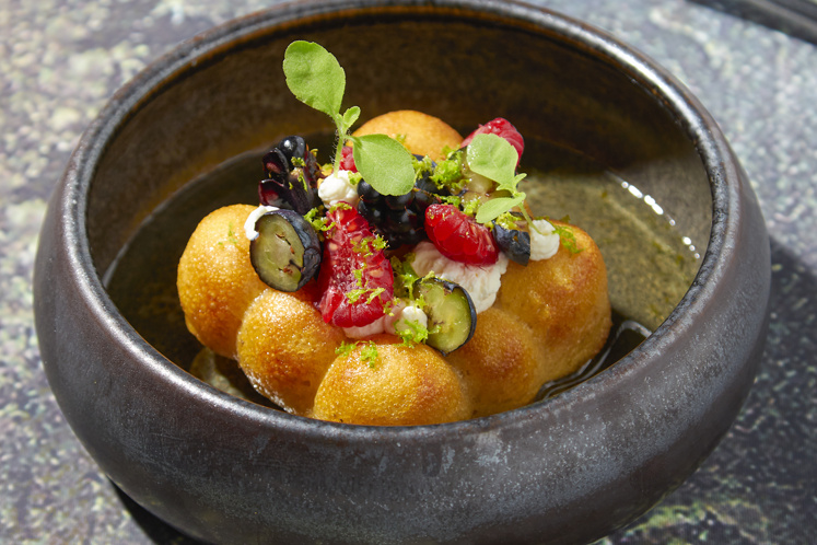 Baba met limoncello en rood fruit