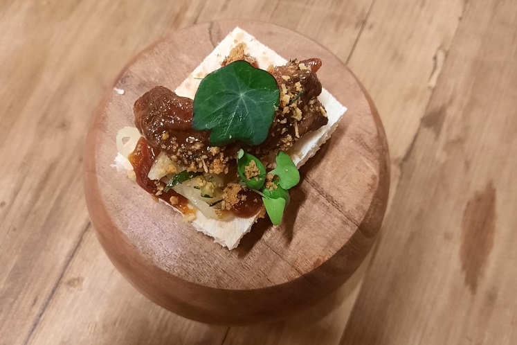 Boneless ribs met naan, courgette en uiencrumble