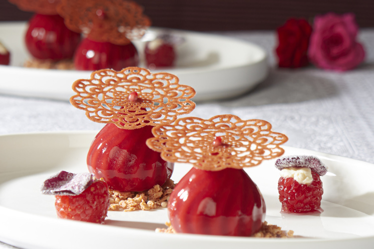 Cheesecake van rozenbladeren en frambozengelei