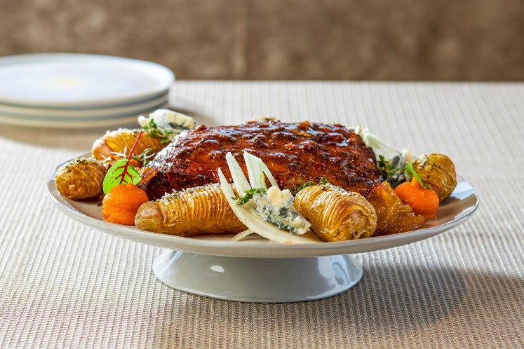 Crispy buikspek, hasselback potatoes met gorgonzola, geroosterde venkel en citroentijm