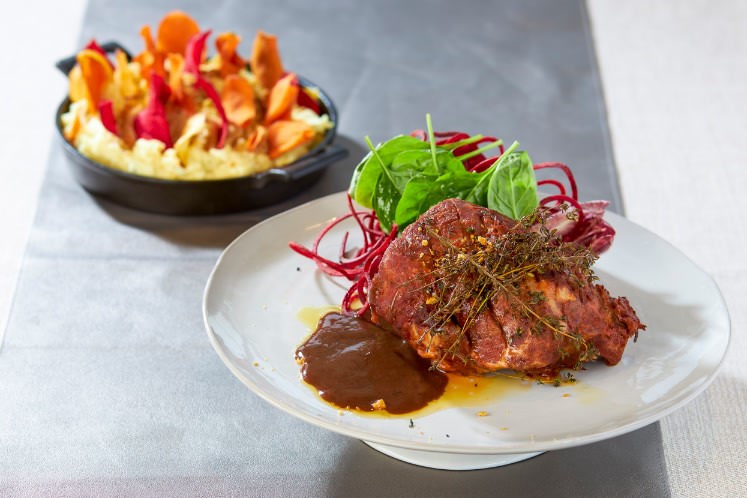 Varkensprocureur met gerookte paprika, knolselderijstructuren, spinaziesalade en rode wijnjus