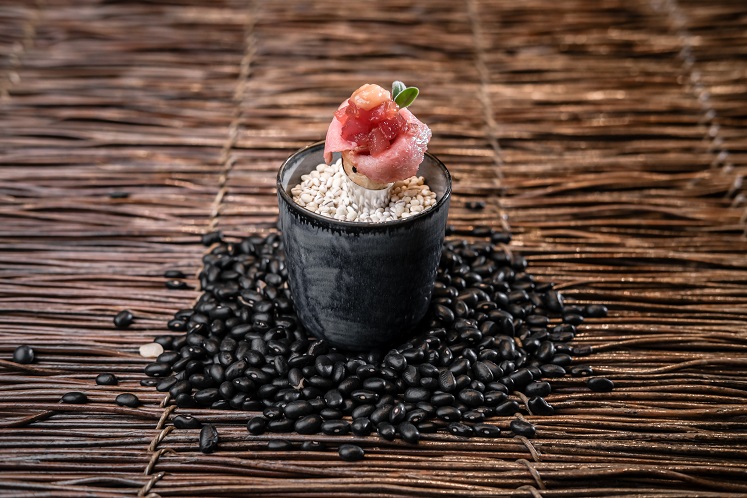 Amusehoorntje met kalf en tonijn