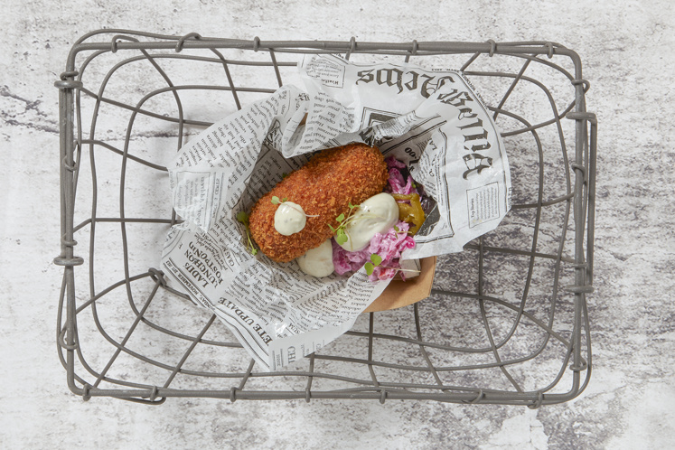 Draadjesvleeskroket met salade van rode kool en truffel mayonaise