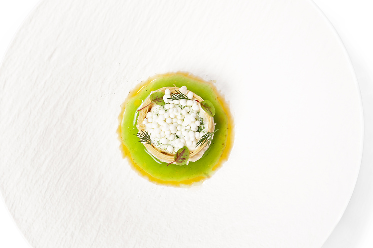 Noordzeekrab met tzatziki, harissa en parels van geitenkaas