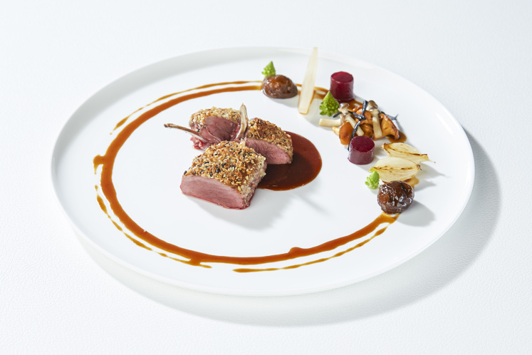 Reerug, gepaneerd met zwarte peper en amandelen