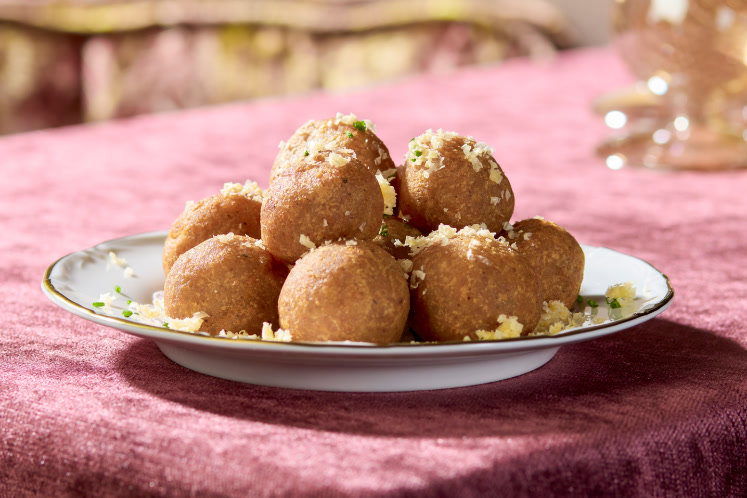 Aardappelballetjes met oude kaas en specerijen