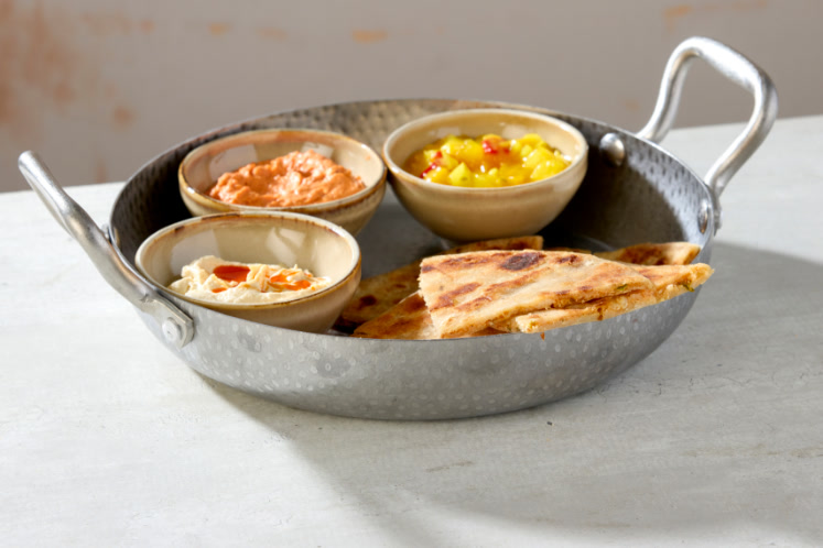 Aloo paratha met dips