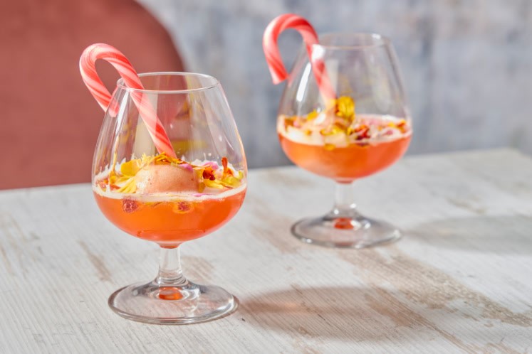 Aperol Spritz met bloedsinaasappelijs en ‘Christmas candy cane’