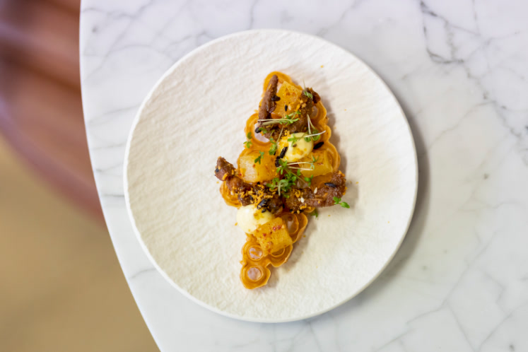 Asian cracker, lamskebab & spicy ananas