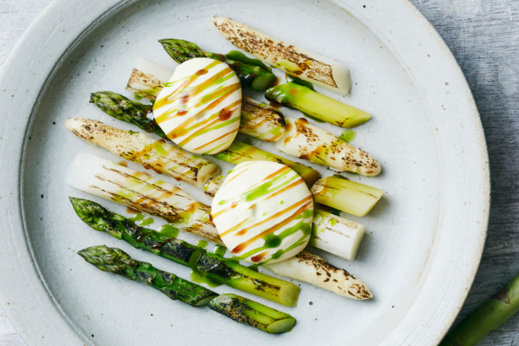 Asperges met Hollandaisesaus en bieslookolie