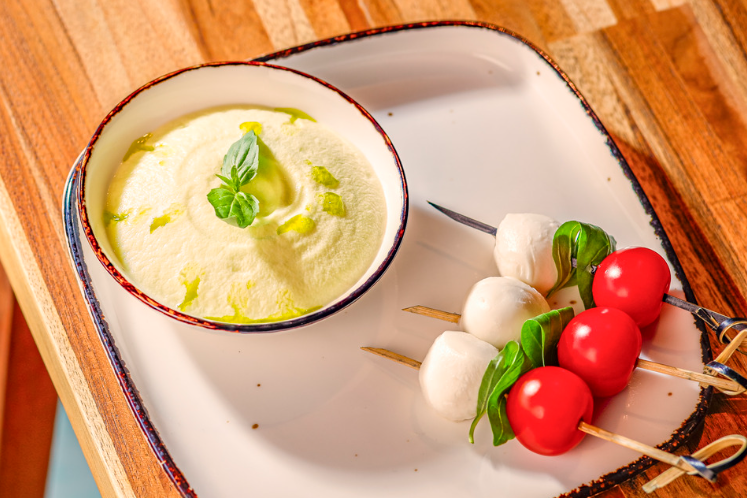Basilicum-espuma met caprese-sticks