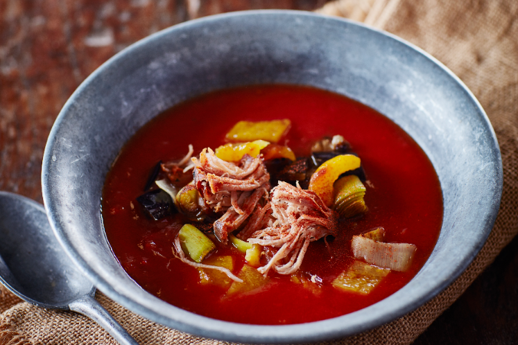 BBQ-tomatensoep met geroosterde groenten en pulled pork
