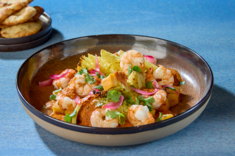 Black Tiger garnalen met groene kool, koolraap, tikka massala en naanbrood