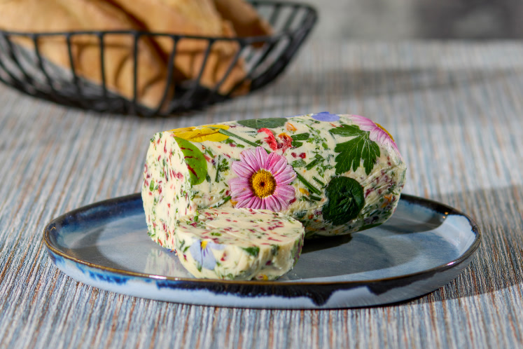 Bloemen en kruidenboter