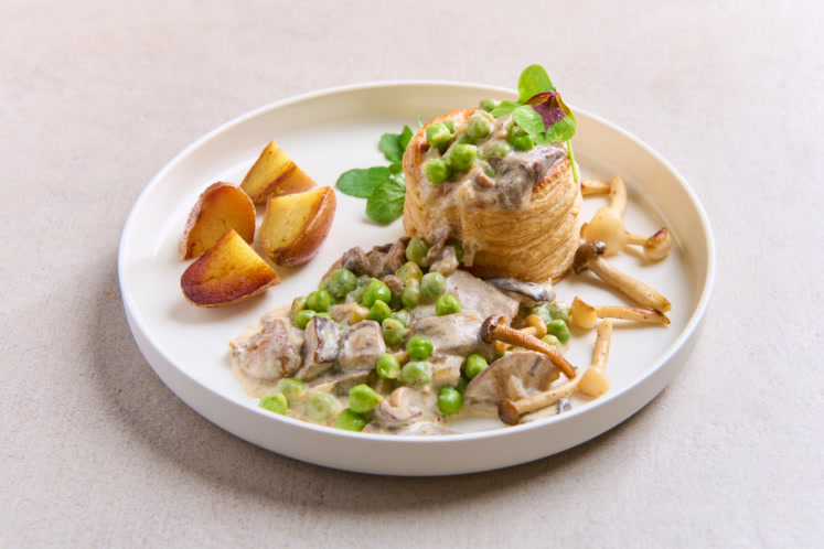 Bouchée met bospaddenstoelen en groene kikkererwten