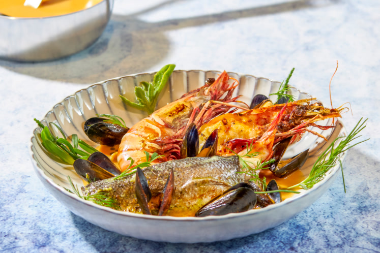 Bouillabaisse met zeebaars, garnalen, mosselen en zilte kruiden