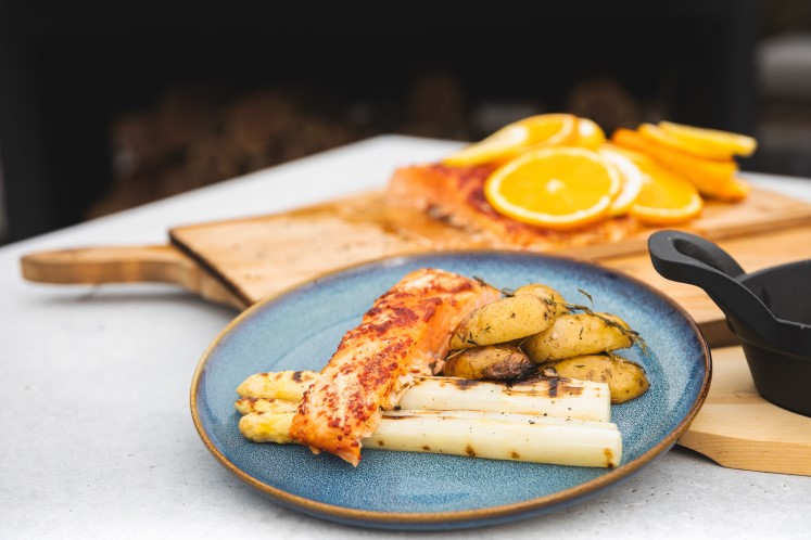 Gerookte zalm met asperges en krieltjes