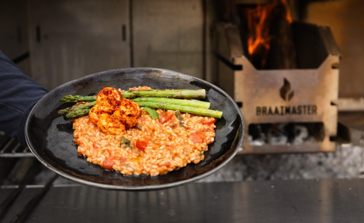 Rode risotto met gamba's en groene asperges