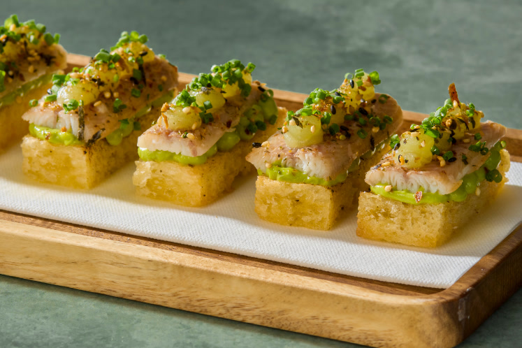 Brioche toast met paling, dille-dragoncrème, komkommergel en furikake