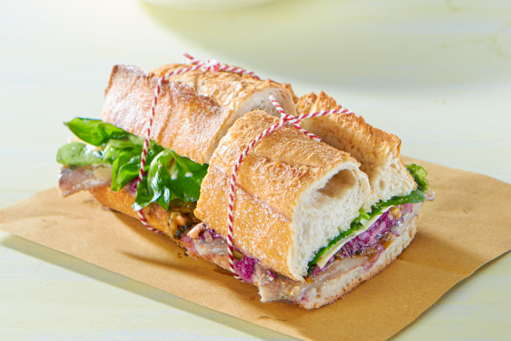 B'rustiek flute met haring, oude fryslâner en zeewier chutney