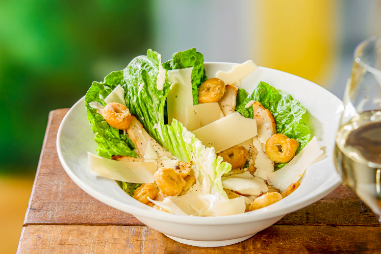 Caesar chicken salade met taralli croutons