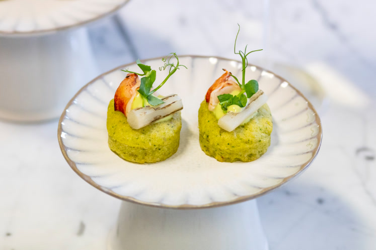 Cakeje van doperwten & rucola met geroosterde asperges en kreeft