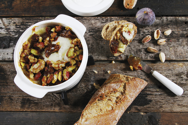 Camembert uit de oven met vijgen, walnoten en pistachenoten