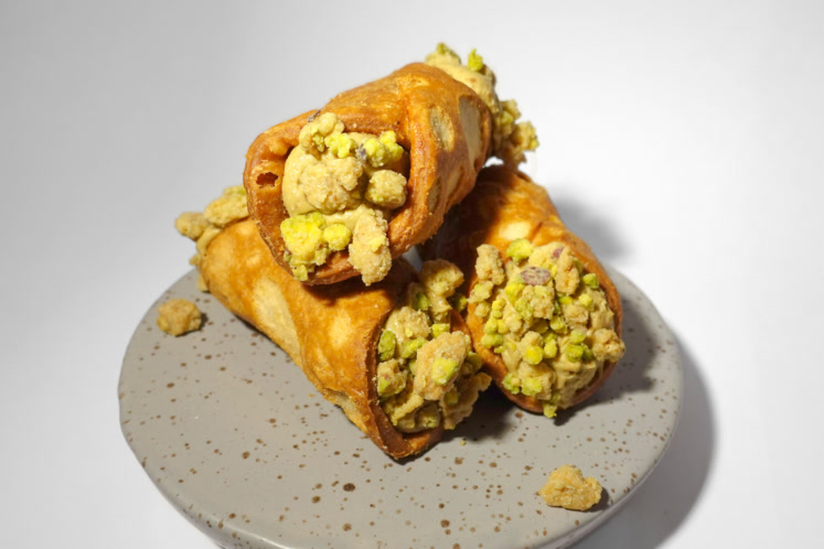 Cannoli with pistachio and milk chocolate