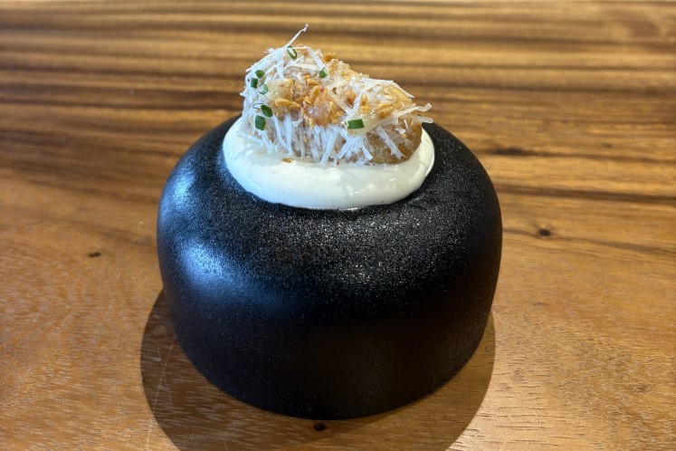 Carbonara Éclair met spekschuim en eidooiercrème