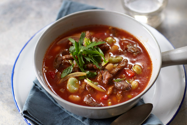 Chilisoep met lamsballetjes, tuinboontjes en gezouten citroen
