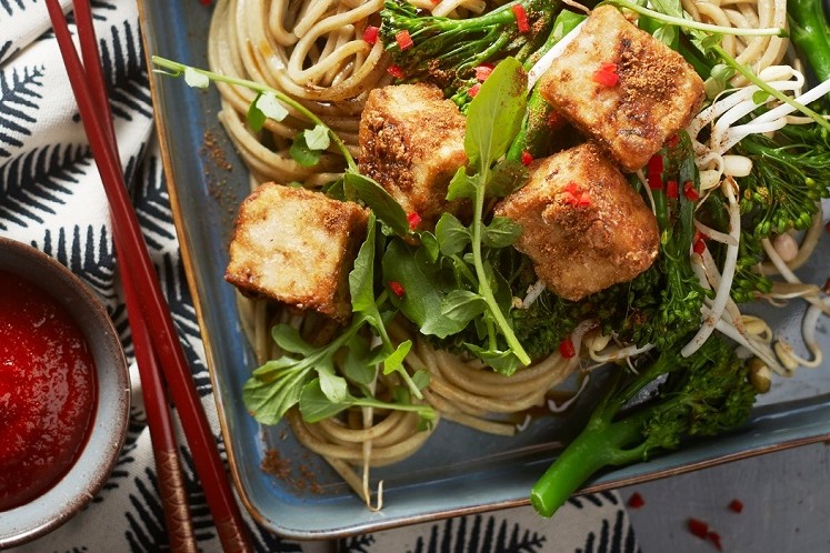 Citroengras noedels met krokante tofu en bimi