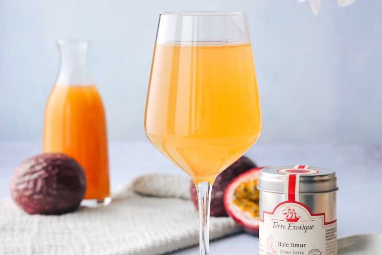 Cocktail met timurbes, passievrucht en rum