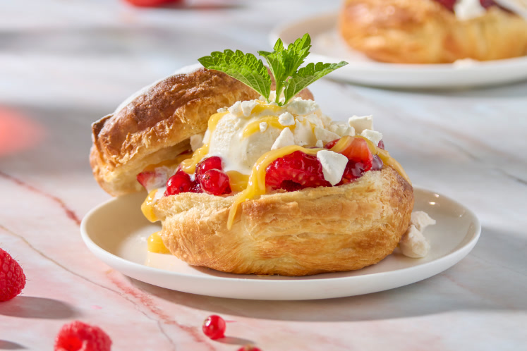 Croissant bun met vanille roomijs