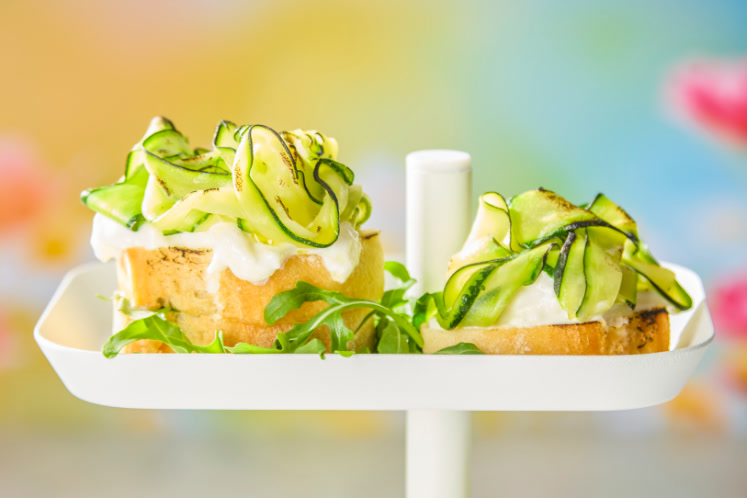 Crostini met gegrilde courgette, stracciatella en olijfolie