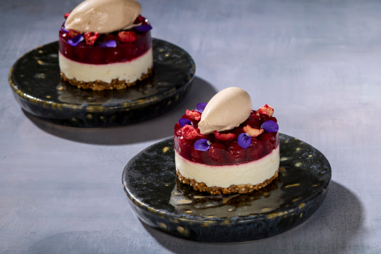 Cheesecake met kersen en bodem van gemberkoek