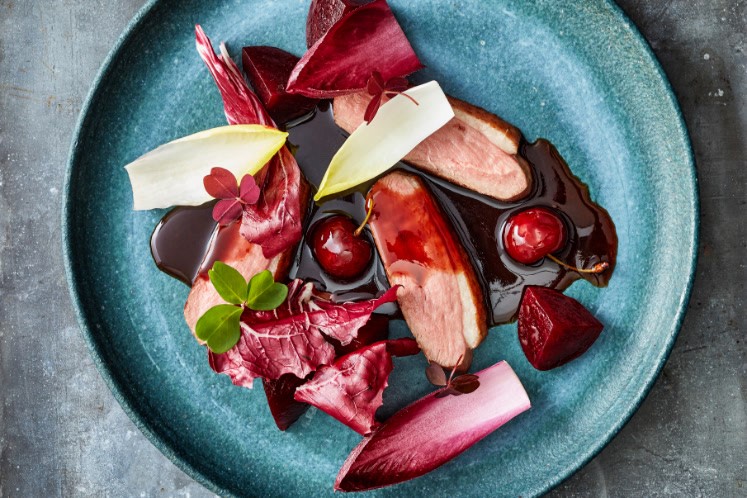 Eendenborst met kriekenbiersaus, bietjes en bittere sla