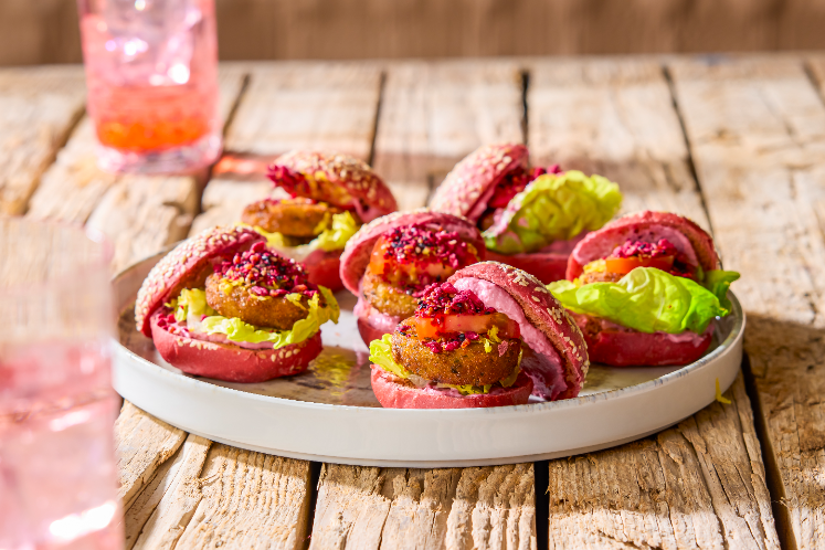 Falafel slider met rode bietenhummus